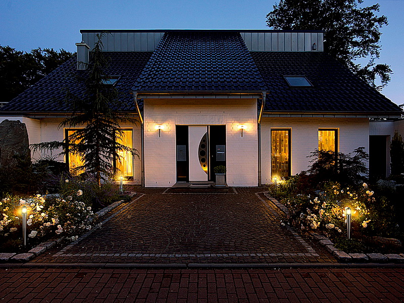 Архитектурная подсветка фасадов частных домов (60 фото)